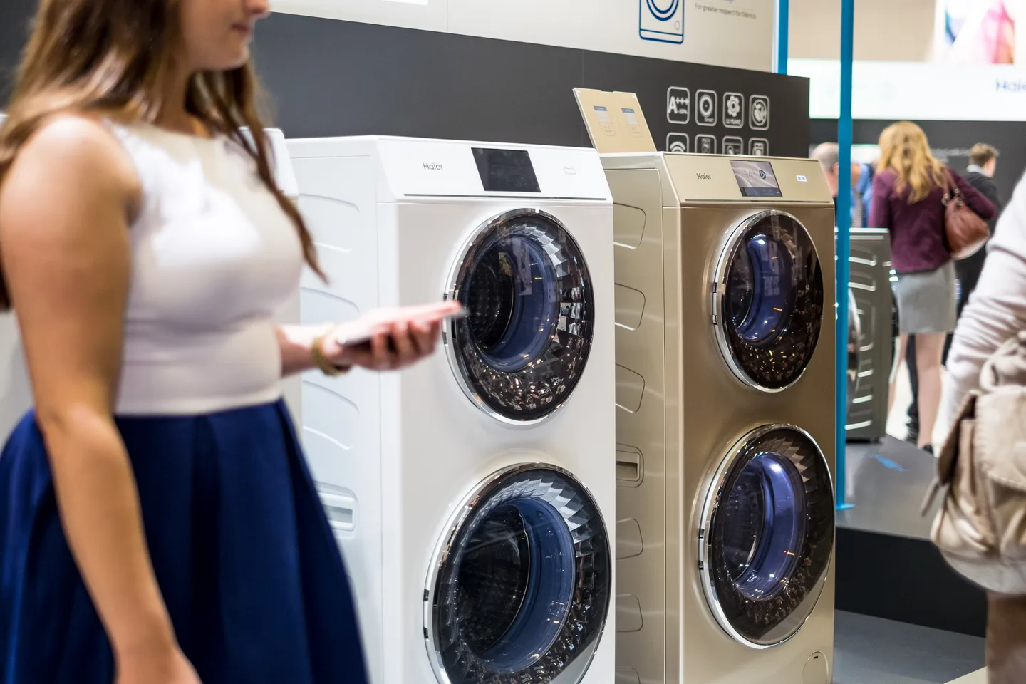Стиральные машины Haier с двумя барабанами на выставке IFA 2015.